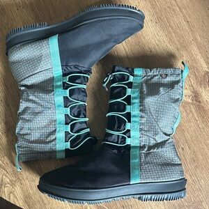 BOGS Waterproof Gray and Teal Women's Boots